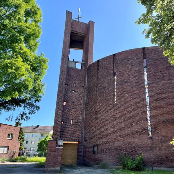 Außenansicht auf die ehemalige Kirche, von der nur noch die Außenmauern stehen