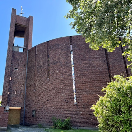 Außenansicht auf die ehemalige Kirche, von der nur noch die Außenmauern stehen