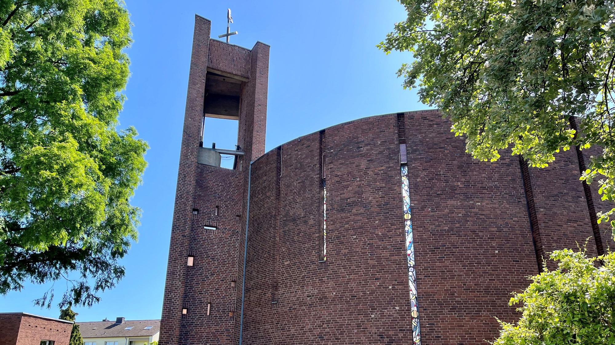Außenansicht auf die ehemalige Kirche, von der nur noch die Außenmauern stehen