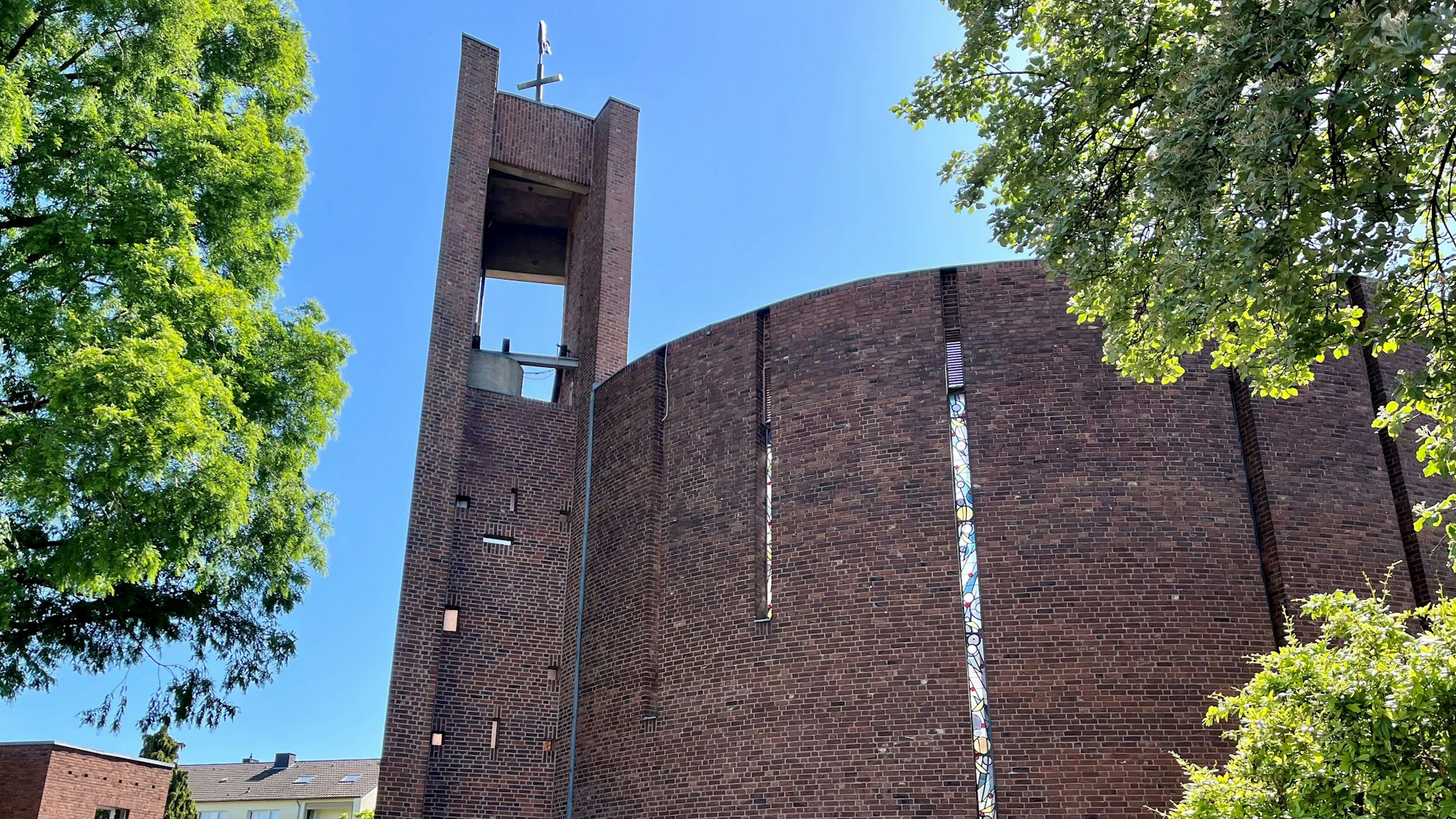 Außenansicht auf die ehemalige Kirche, von der nur noch die Außenmauern stehen