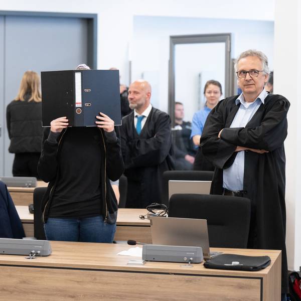 Die Angeklagte Lina E. (M.) im Oberlandesgericht (OLG) Dresden. Im Fall kam es am Mittwochabend zu einer Wende: Nach einer ursprünglichen Verurteilung, kommt Lina E. vorerst frei.
