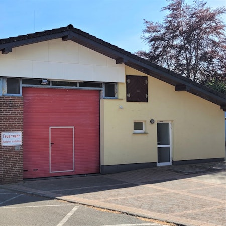 Das Bild zeigt das alte Feuerwehrgerätehaus in Bronsfeld.