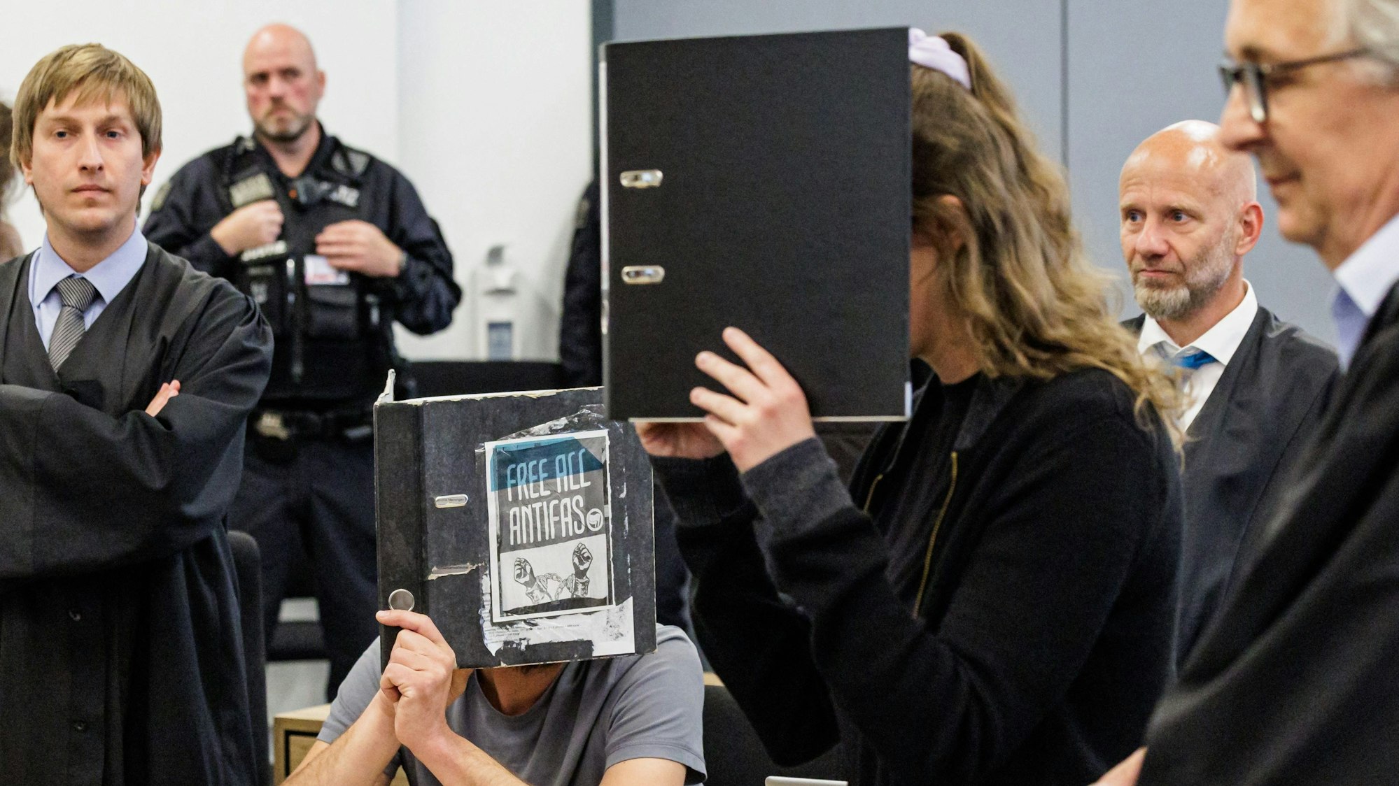 Die Angeklagte Lina E. im Oberlandesgericht Dresden