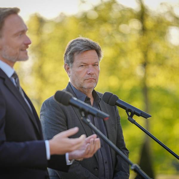 ARCHIV - 03.05.2022, Brandenburg, Meseberg: Christian Lindner (FDP, l), Bundesminister der Finanzen, und Robert Habeck (Bündnis 90/Die Grünen), Bundesminister für Wirtschaft und Klimaschutz, geben am Rande der Klausurtagung der Bundesregierung vor dem Schloss Meseberg, dem Gästehaus der Bundesregierung, ein Pressestatement. (Illustration zu dpa: "Habeck wirft FDP Wortbruch bei Heizungsgesetz vor") Foto: Kay Nietfeld/dpa +++ dpa-Bildfunk +++