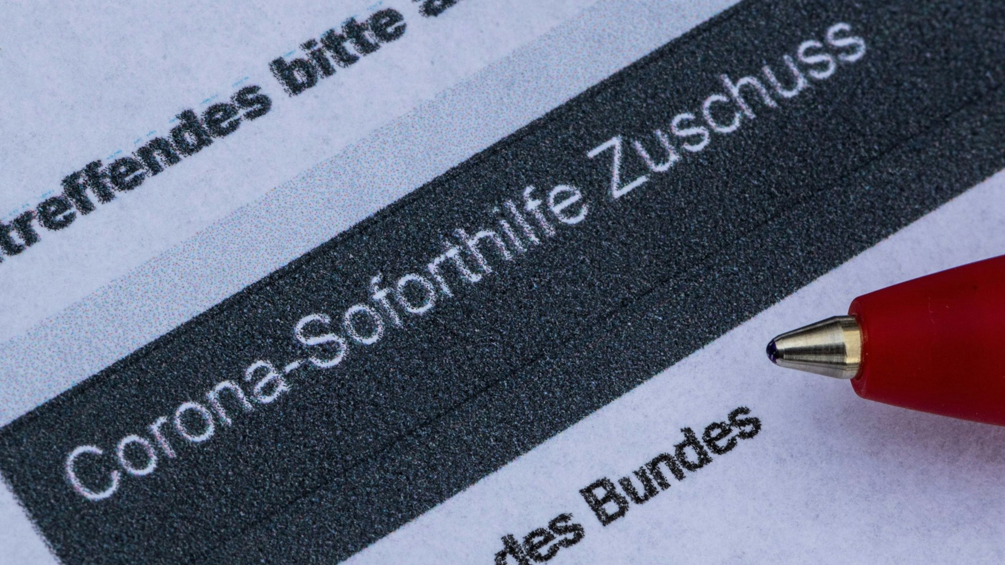 Ein Stift liegt auf einem Antrag für den Corona-Soforthilfe-Zuschuss. (Symbolbild)