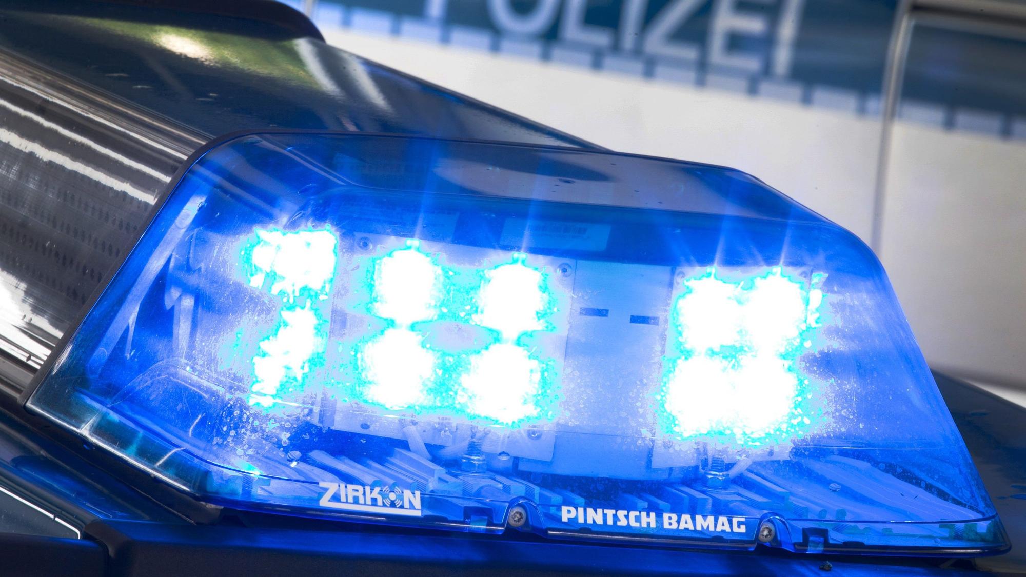 Eine Blaulicht leuchtet auf dem Dach eines Polizeiwagens. (Symbolbild)