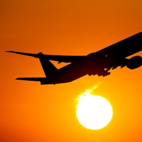 Ein Flugzeug startet in den Sonnenuntergang. (Symbolbild)