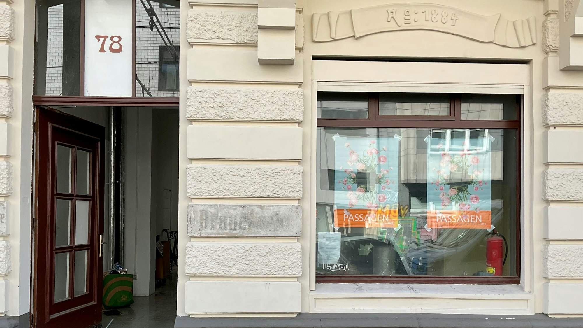 Renovierte Fassade mit Hauseingang