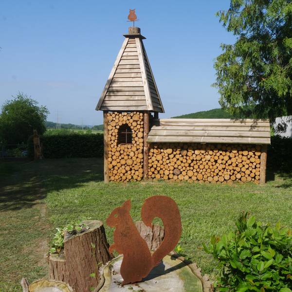 Dekorative Holz-Kirche auf dem Windecker Friedhof