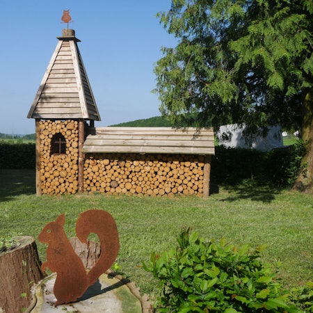 Dekorative Holz-Kirche auf dem Windecker Friedhof