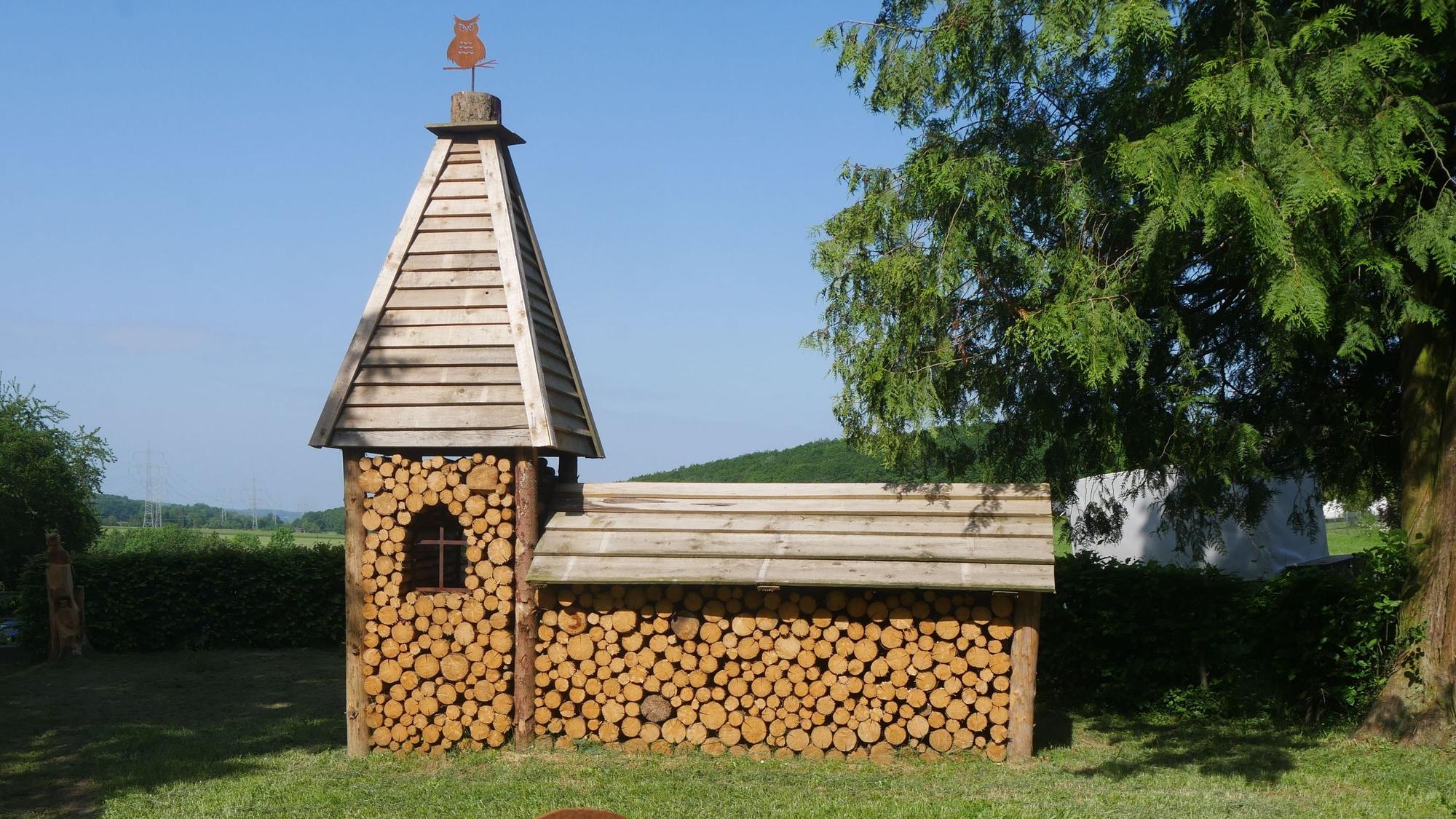 Dekorative Holz-Kirche auf dem Windecker Friedhof