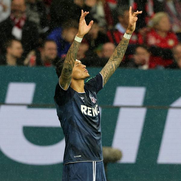 Davie Selke jubelt mit seinen Teamkollegen nach seinem Doppelpack gegen Bayer 04 Leverkusen.