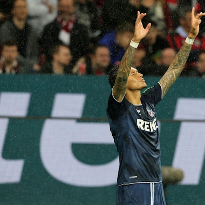 Davie Selke jubelt mit seinen Teamkollegen nach seinem Doppelpack gegen Bayer 04 Leverkusen.