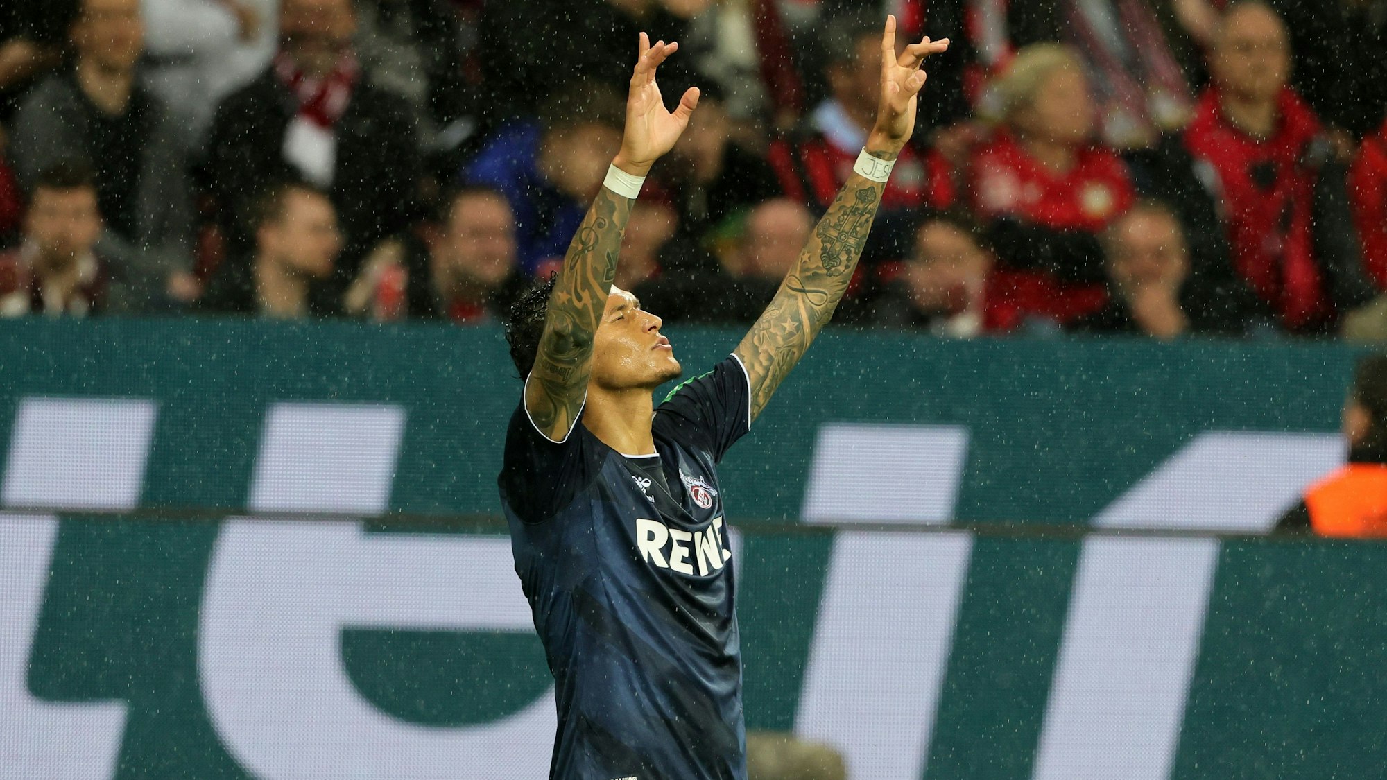 Davie Selke jubelt mit seinen Teamkollegen nach seinem Doppelpack gegen Bayer 04 Leverkusen.