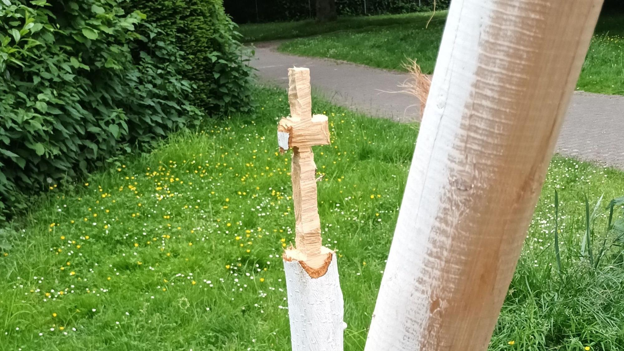 Das Foto zeigt einen Stamm, aus dem die Täter ein Kreuz geschnitzt haben.