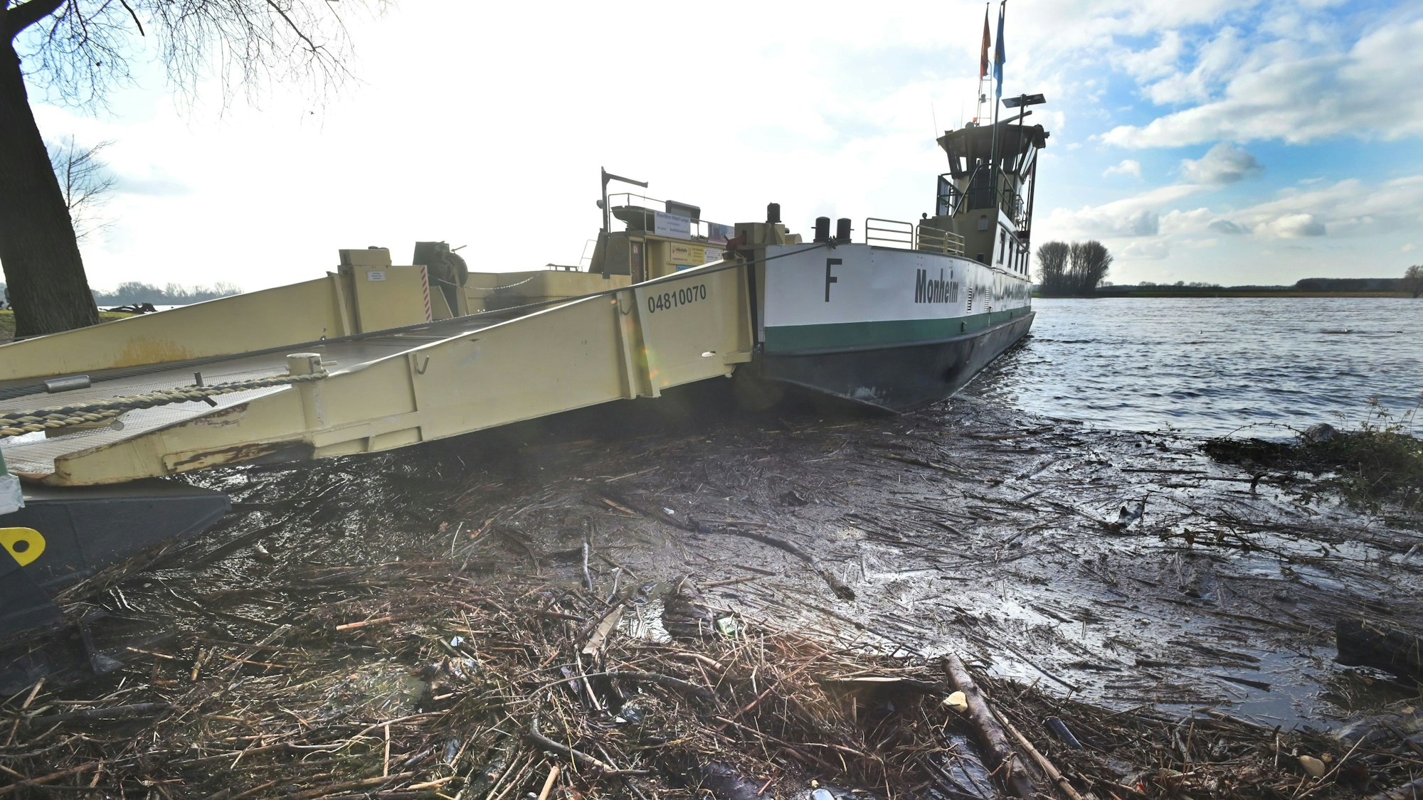 Die Rheinfähre zwischen Leverkusen-Hitdorf und Köln-Langel liegt still.