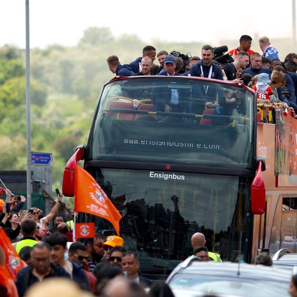 Die Spieler von Luton Town feiern ihren Aufstieg in die Premier League bei einer Parade im offenen Bus in Luton.