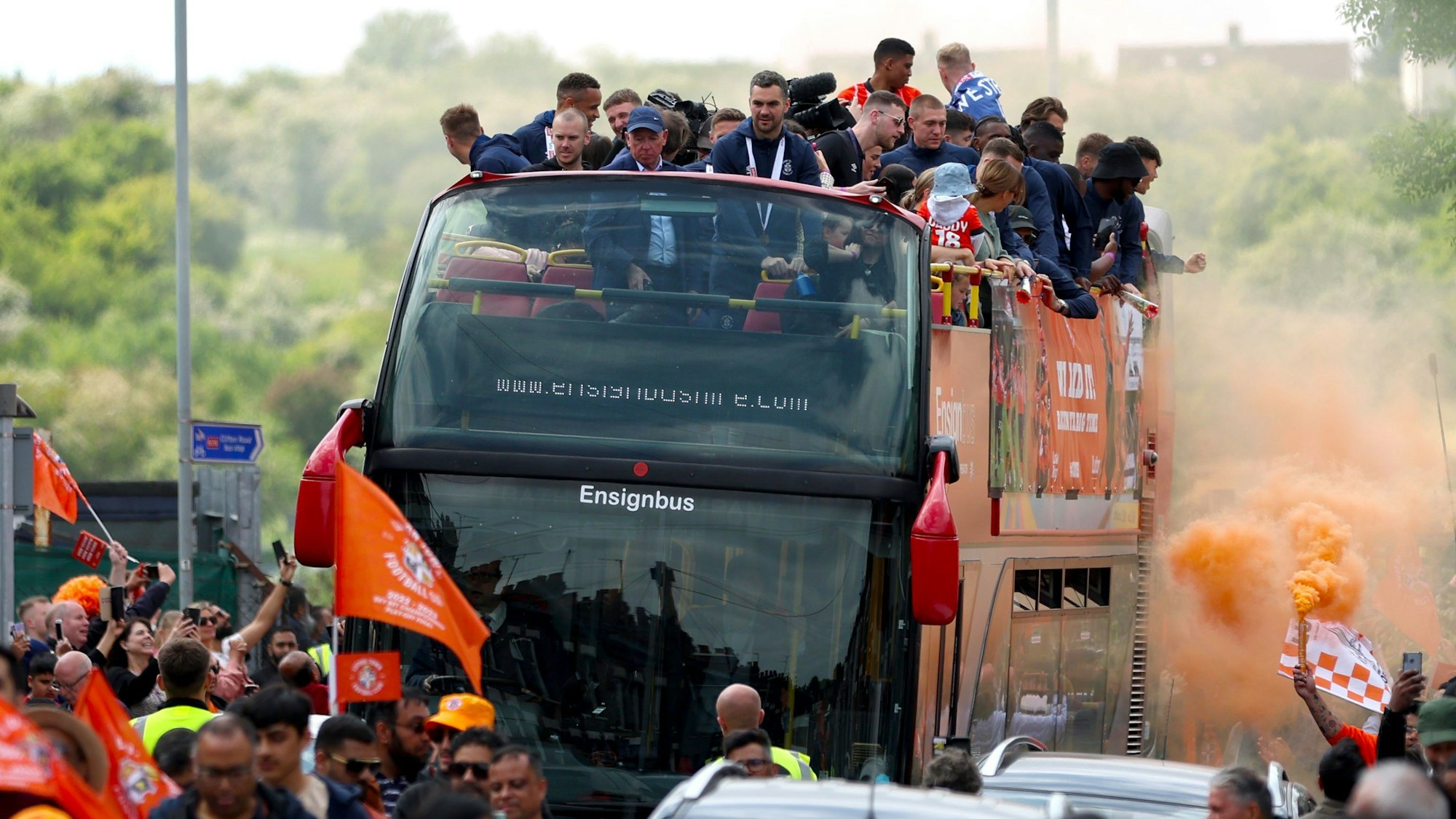 Die Spieler von Luton Town feiern ihren Aufstieg in die Premier League bei einer Parade im offenen Bus in Luton.
