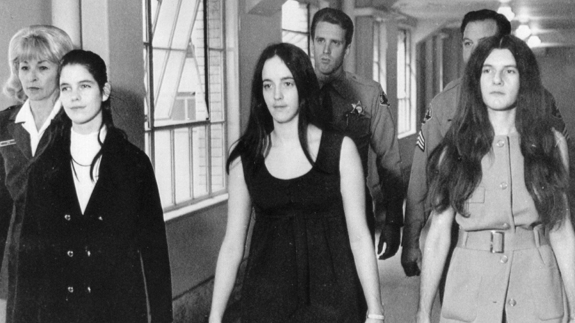 Begleitet von Polizeibeamten werden drei der Angeklagten am 19.11.1970 in einer Pause des sogenannten Manson-Prozesses in Los Angeles (USA) abgeführt (l-r): Leslie Van Houten, Susan Atkins und Patricia Krenwinkel.