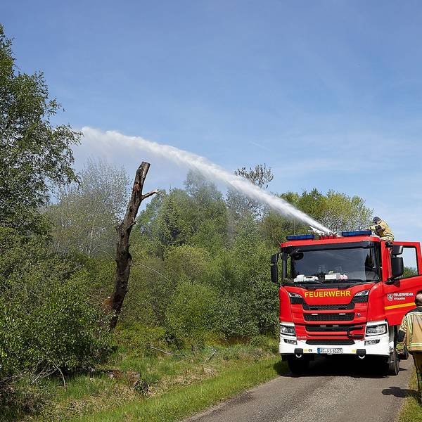 Mit einem Großaufgebot an Einsatzkräften waren die belgische und deutsche Feuerwehr gemeinsam im Venn unterwegs, um einen Oberflächenbrand zu löschen.