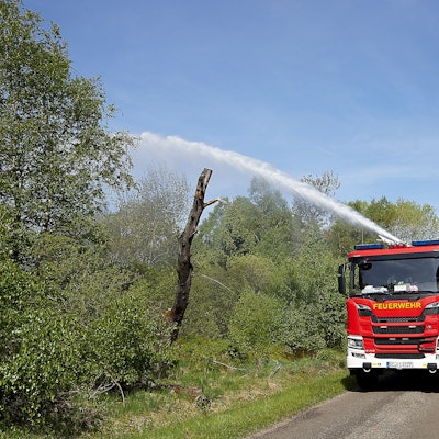 Mit einem Großaufgebot an Einsatzkräften waren die belgische und deutsche Feuerwehr gemeinsam im Venn unterwegs, um einen Oberflächenbrand zu löschen.
