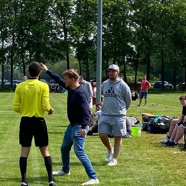 Der Schiedsrichter diskutiert mit Rath-Heumars Trainer Sean Kelly.