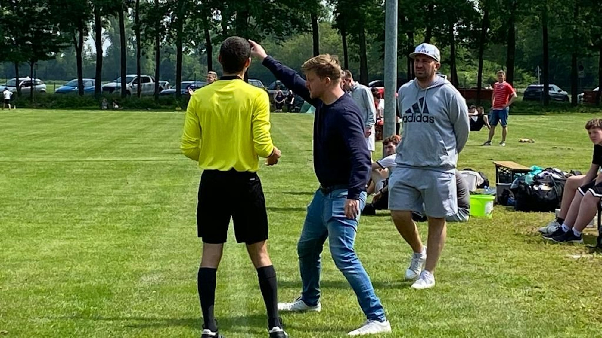 Der Schiedsrichter diskutiert mit Rath-Heumars Trainer Sean Kelly.