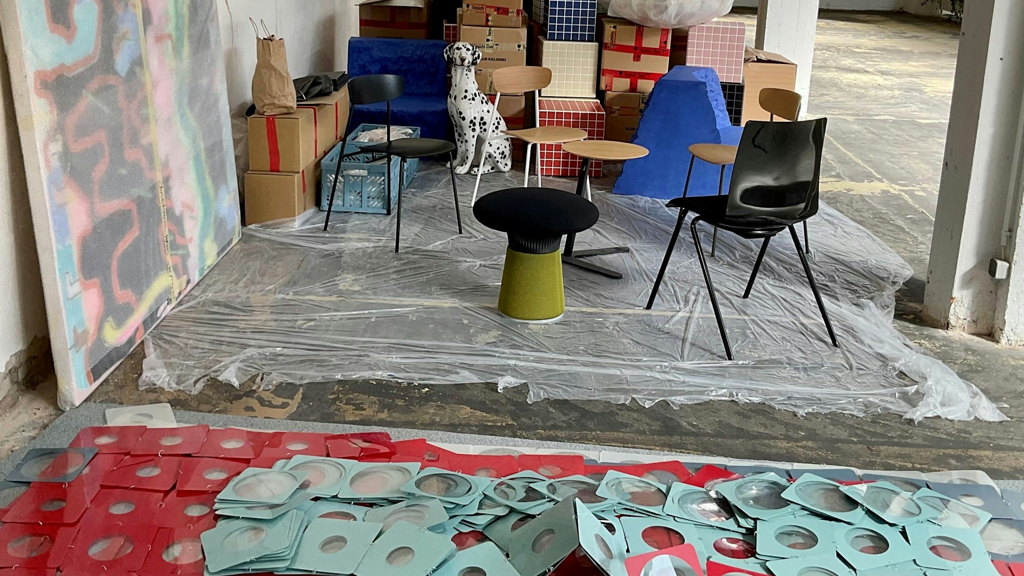 Kunstgegenstände in einer Halle