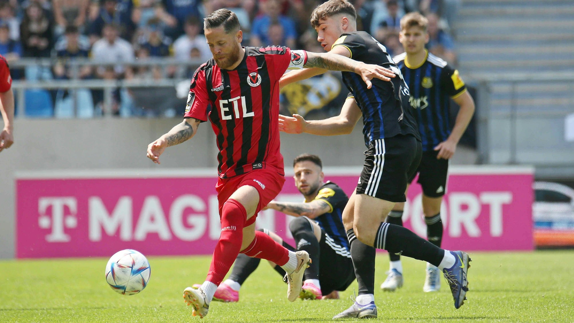Mike Wunderlich (links) bei seinem letzten Drittliga-Meisterschaftsspiel beim 1. FC Saarbrücken.