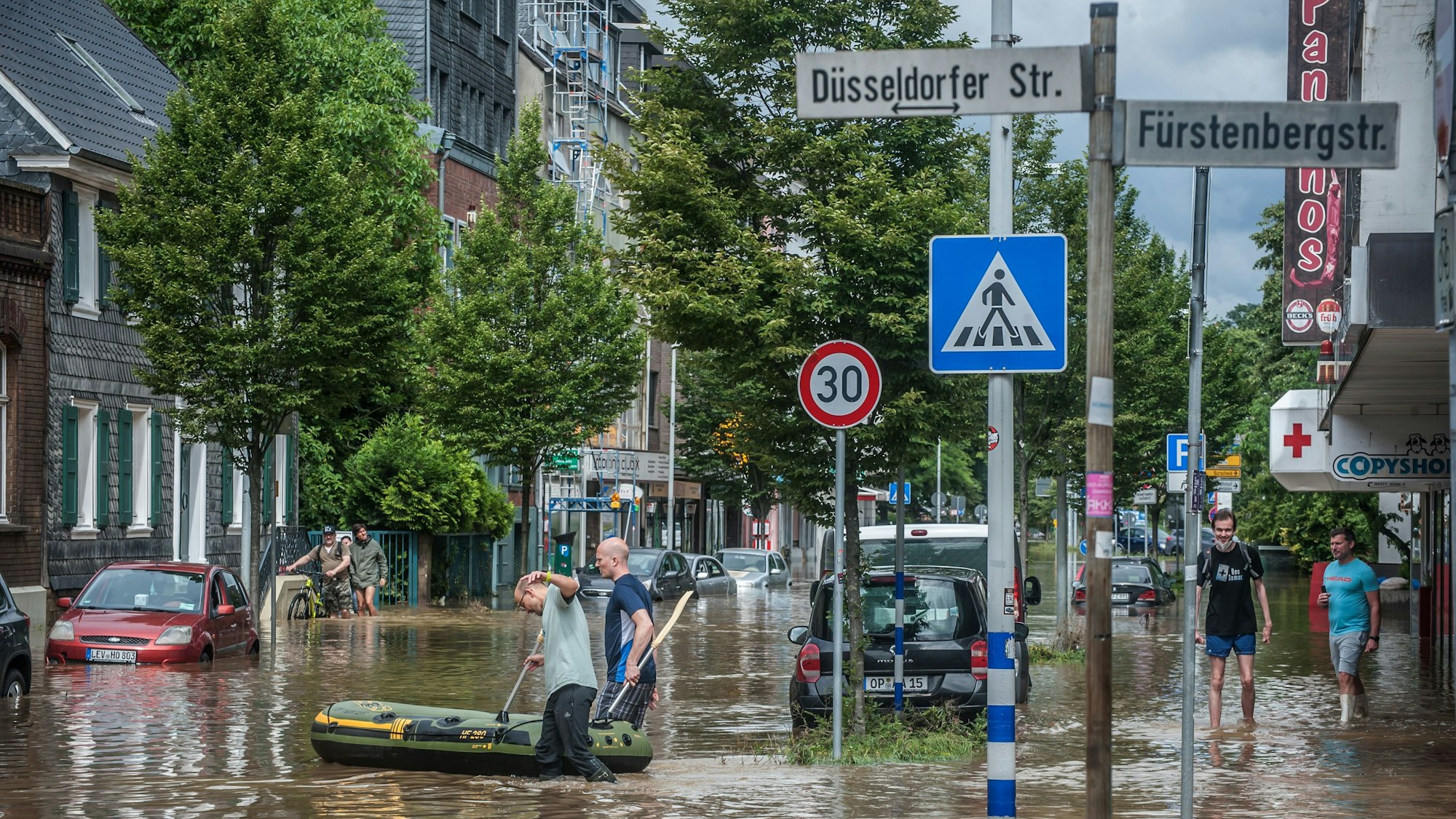 Opladen steht unter Wasser.
