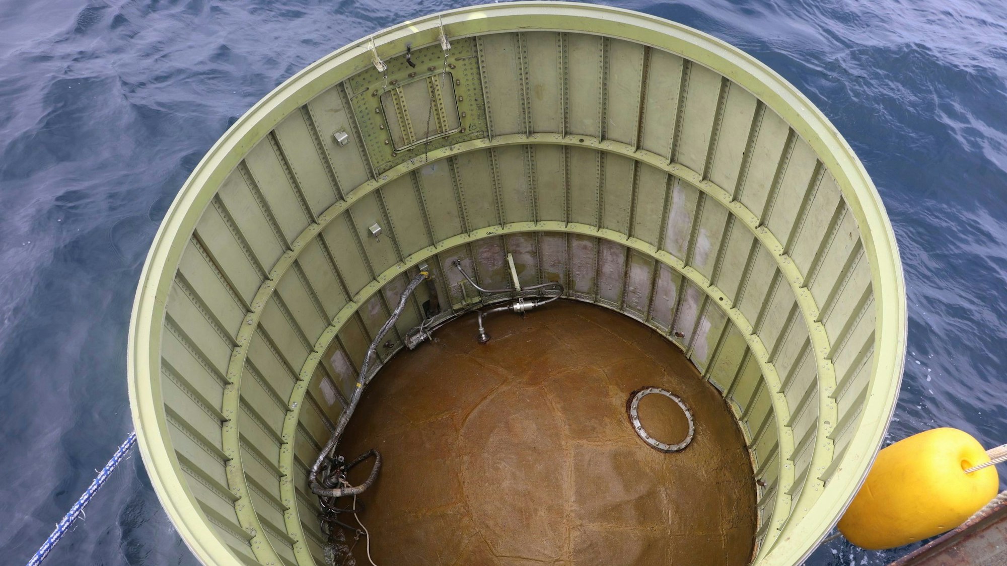 Südkorea, vor der Insel Eocheongdo: Dieses vom südkoreanischen Verteidigungsministerium zur Verfügung gestellte Foto zeigt ein vom südkoreanischen Militär geborgenes Objekt, bei dem es sich vermutlich um einen Teil der nordkoreanischen Trägerrakete handelt, die nach einem missglückten Start in den Gewässern vor der Insel Eocheongdo in Südkorea ins Meer gestürzt ist.