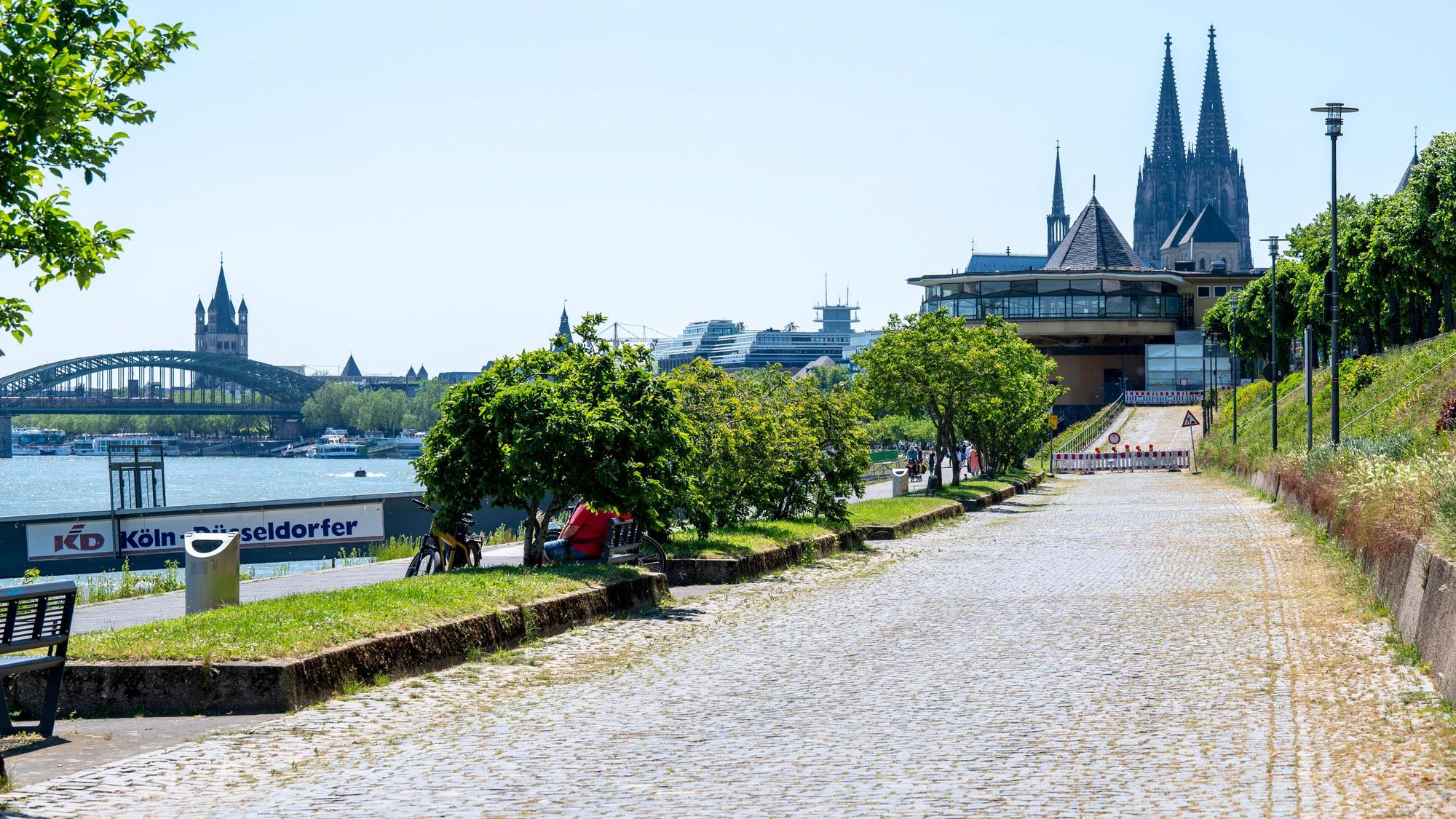 Trankgassen-Werft am Rheinufer zwischen Bastei und Zoobrücke, im Hintergrund sieht man den Dom.