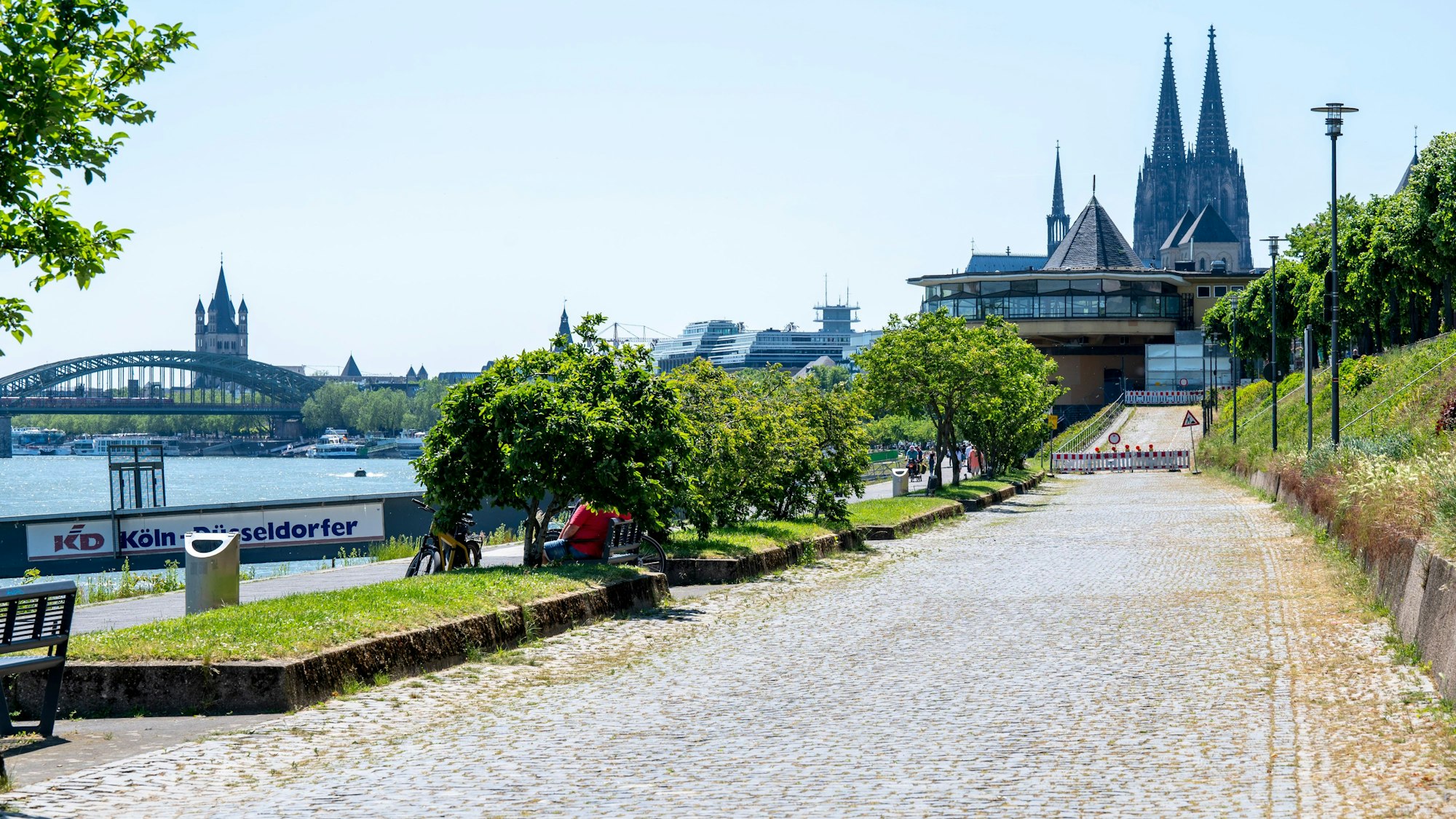 Trankgassen-Werft am Rheinufer zwischen Bastei und Zoobrücke, im Hintergrund sieht man den Dom.