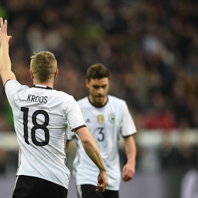 Einstige Teamkollegen: Toni Kroos und Jonas Hector standen gemeinsam für die deutsche Nationalmannschaft auf dem Platz. (Archivbild)