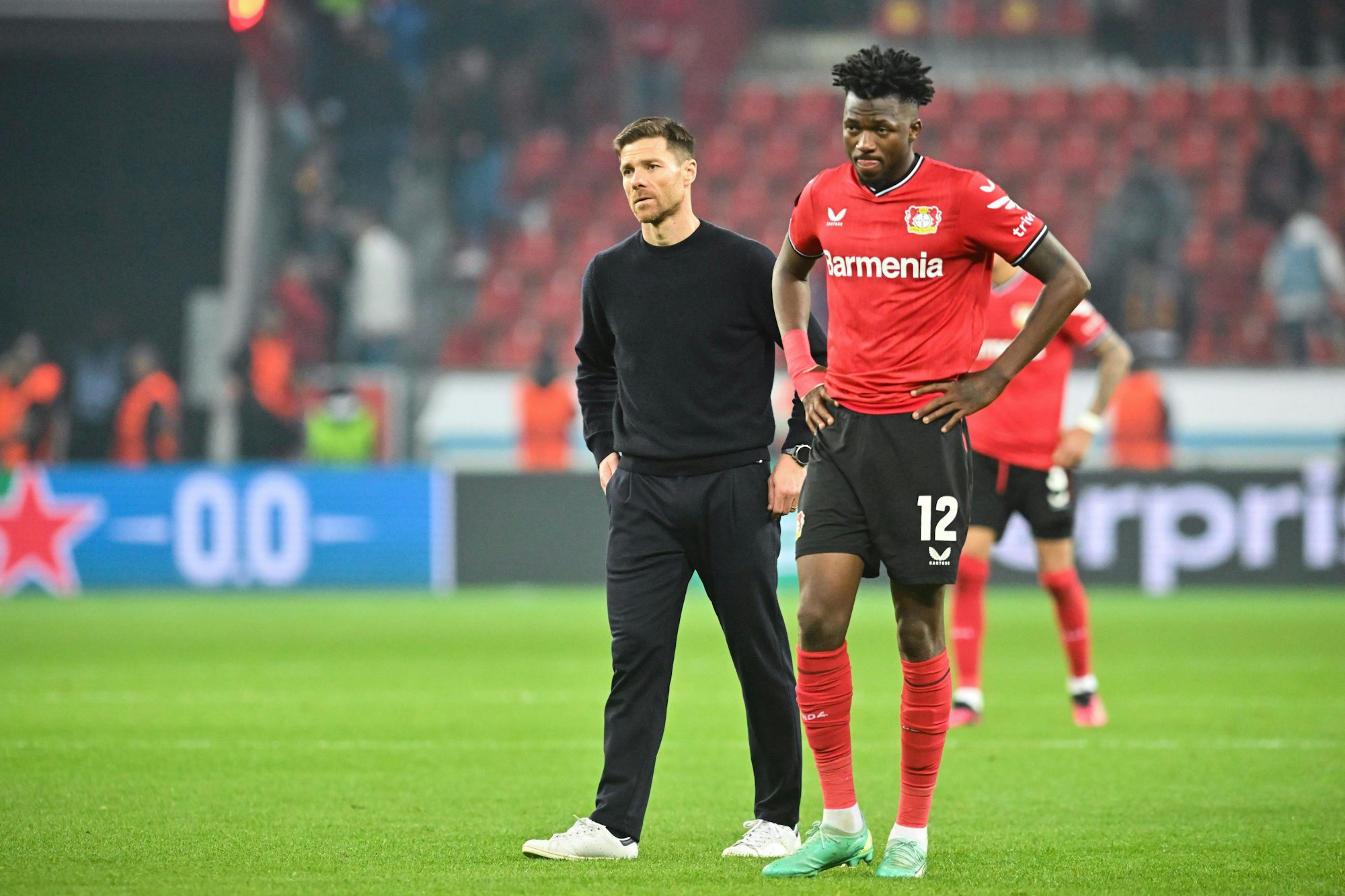 Edmond Tapsoba mit Xabi Alonso, Trainer von Bayer Leverkusen.