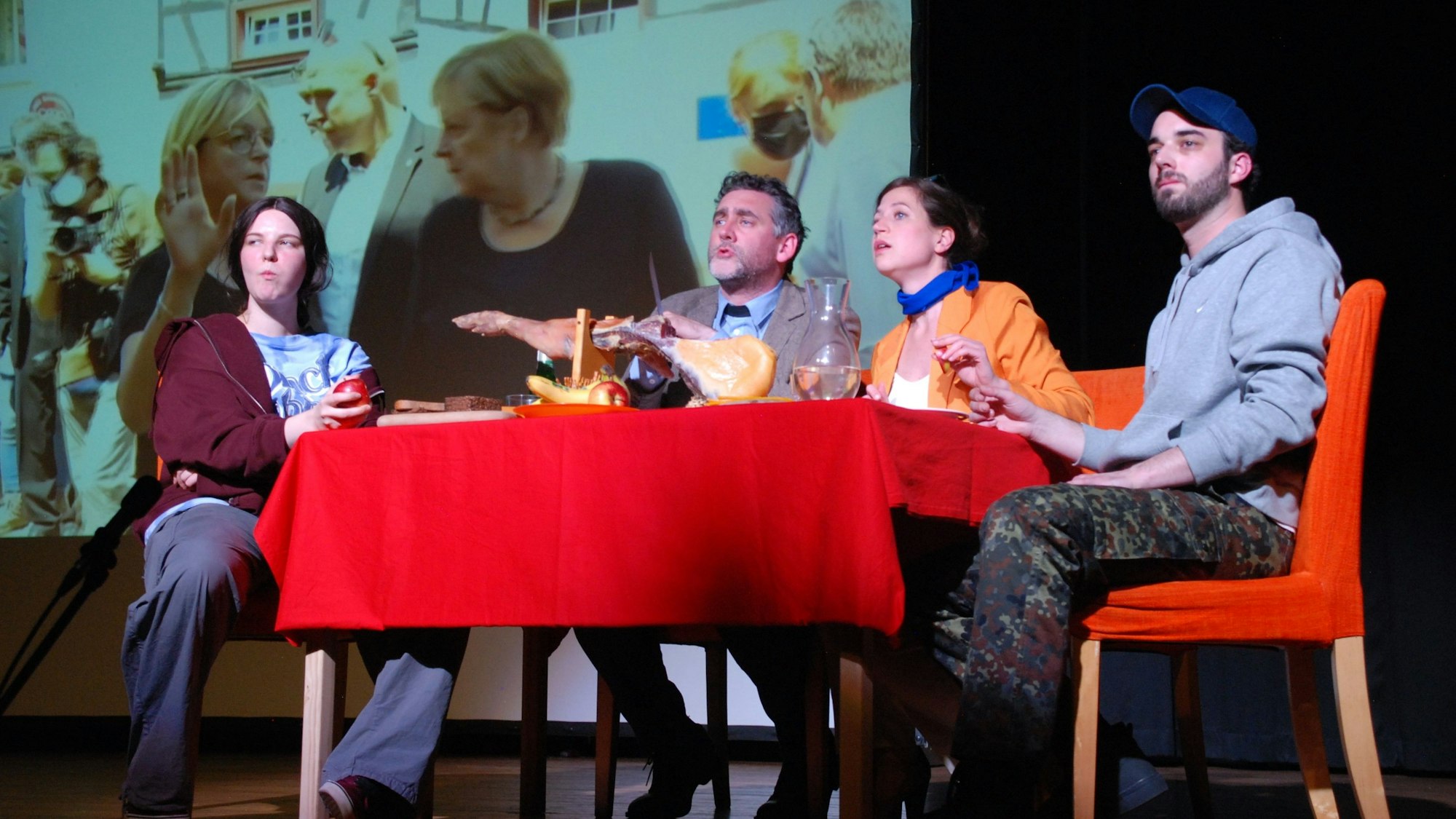 Im Klimatheater Mechernich auf der Bühne sitzen am Tisch von links: Clarissa Gundlach, Christian Stock, Liza Reichardt und Lukas Franke.