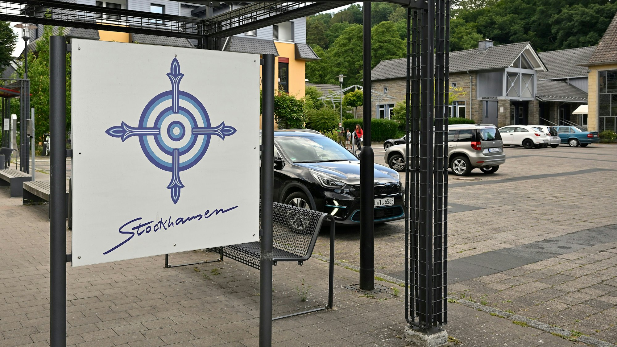 Auf dem Karlheinz-Stockhausen-Platz in Kürten parken Autos.