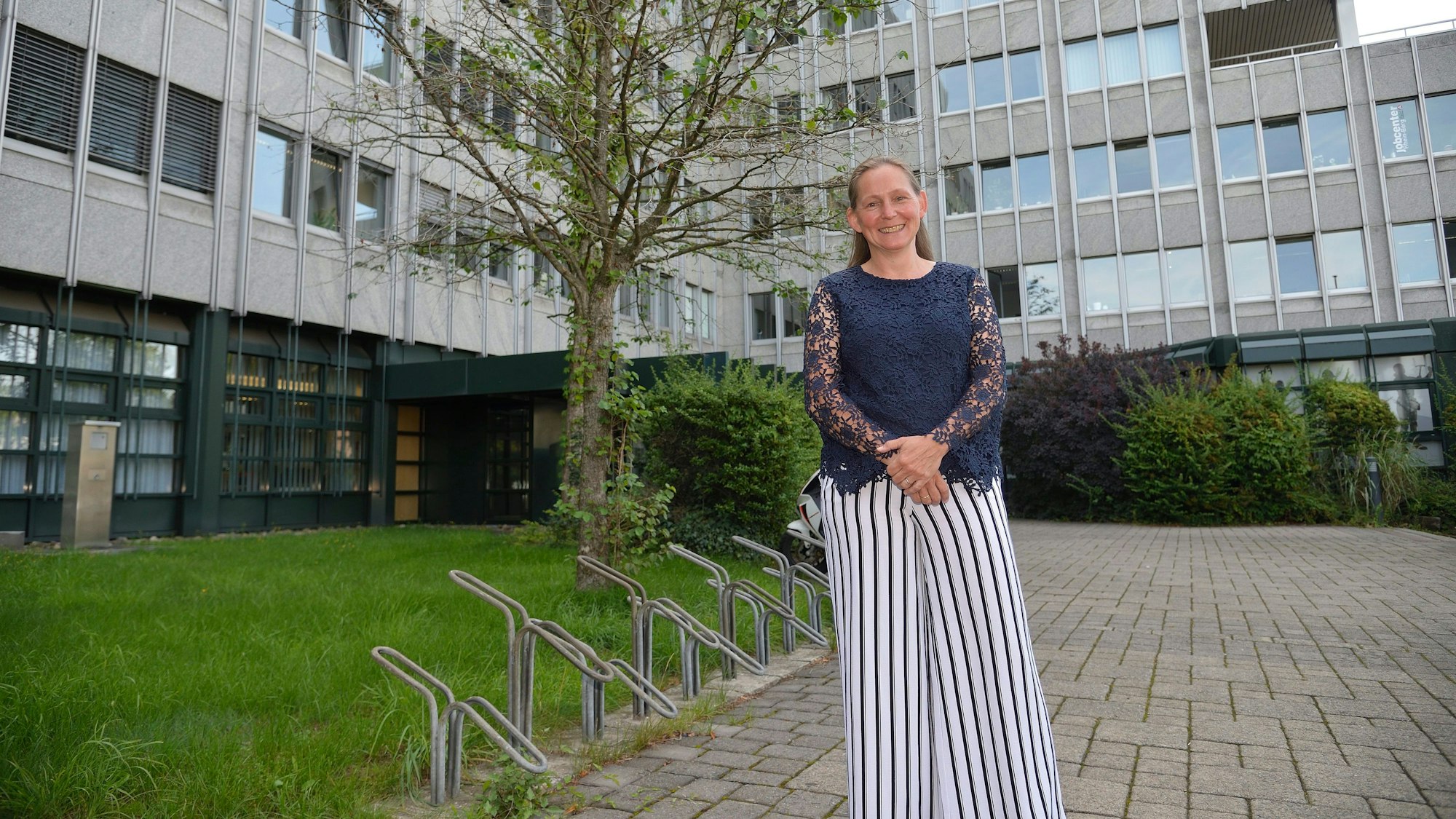Nicole Jordy steht vor der Agentur für Arbeit in Bergisch Gladbach.