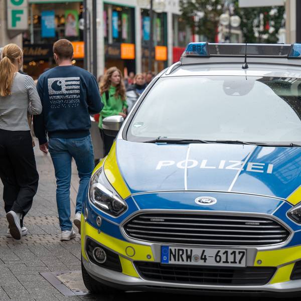 Zu sehen ist ein Einsatzfahrzeug der Kölner Polizei in der Schildergasse.