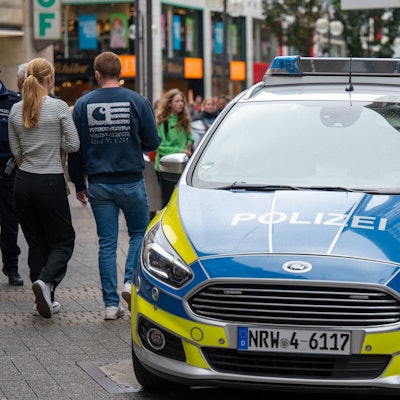 Zu sehen ist ein Einsatzfahrzeug der Kölner Polizei in der Schildergasse.