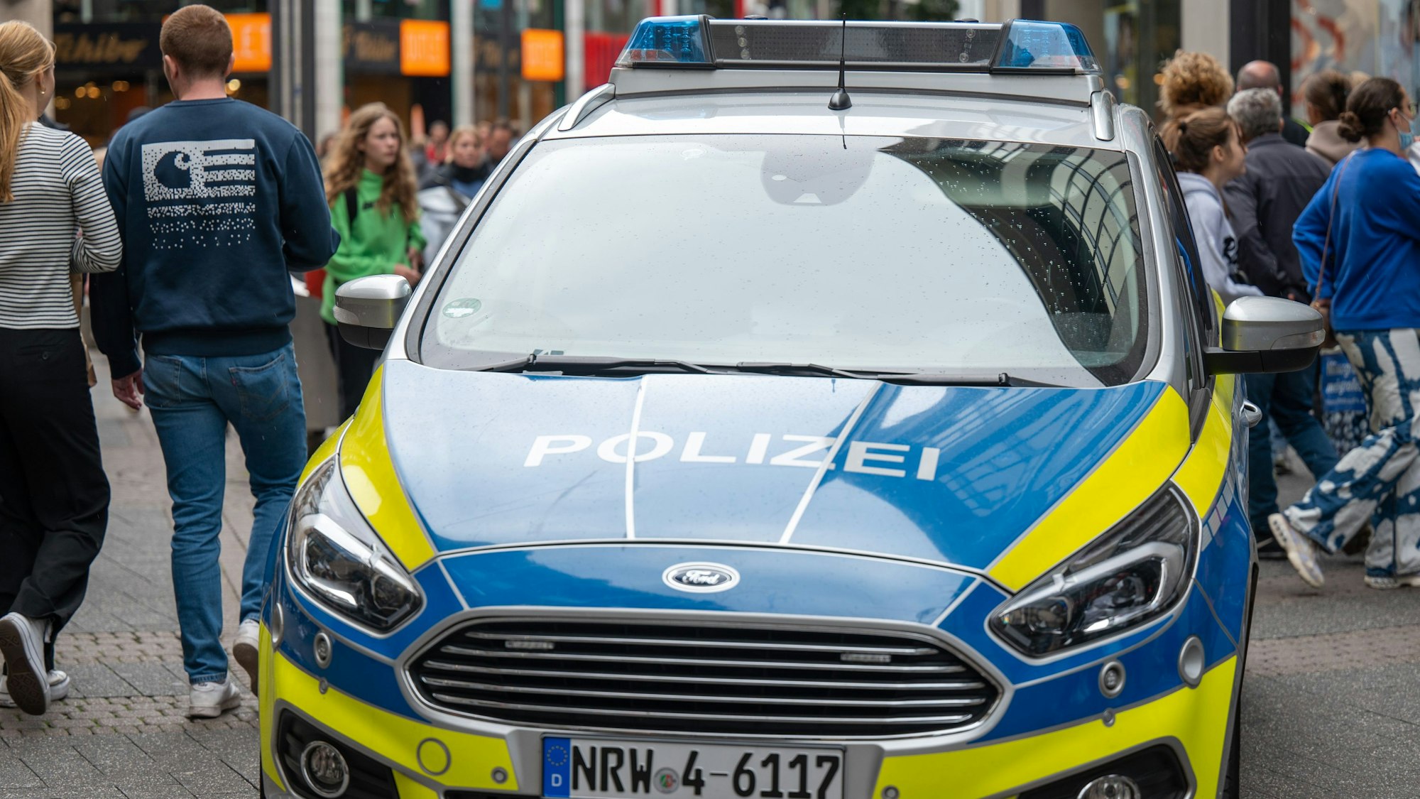 Zu sehen ist ein Einsatzfahrzeug der Kölner Polizei in der Schildergasse.