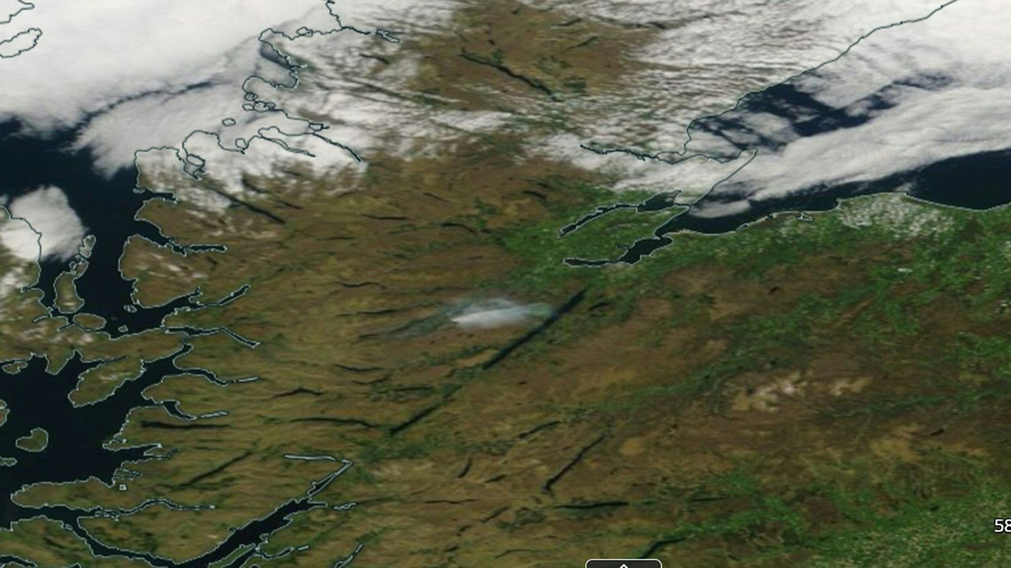 SCREENSHOT - 31.05.2023, Großbritannien, ---: Diese Aufnahme des Worldview-Satelliten der Nasa zeigt die Rauchwolke (M) des Brandes in Cannich in den Hügeln oberhalb von Loch Ness in den Highlands, die bei klarem Himmel in Richtung des Sees zieht. Das Feuer ist nun schon den vierten Tag im Gange, und vier Löschfahrzeuge und Spezialkräfte sind noch vor Ort. Foto: Nasa/PA Media/dpa - ACHTUNG: Nur zur redaktionellen Verwendung im Zusammenhang mit einer Berichterstattung und nur mit vollständiger Nennung des vorstehenden Credits +++ dpa-Bildfunk +++