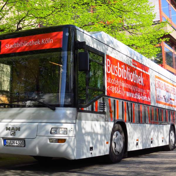 Bus mit der Aufschrift „Stadtbibliothek Köln“ und „Busbibliothek“