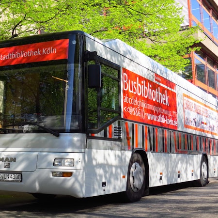 Bus mit der Aufschrift „Stadtbibliothek Köln“ und „Busbibliothek“