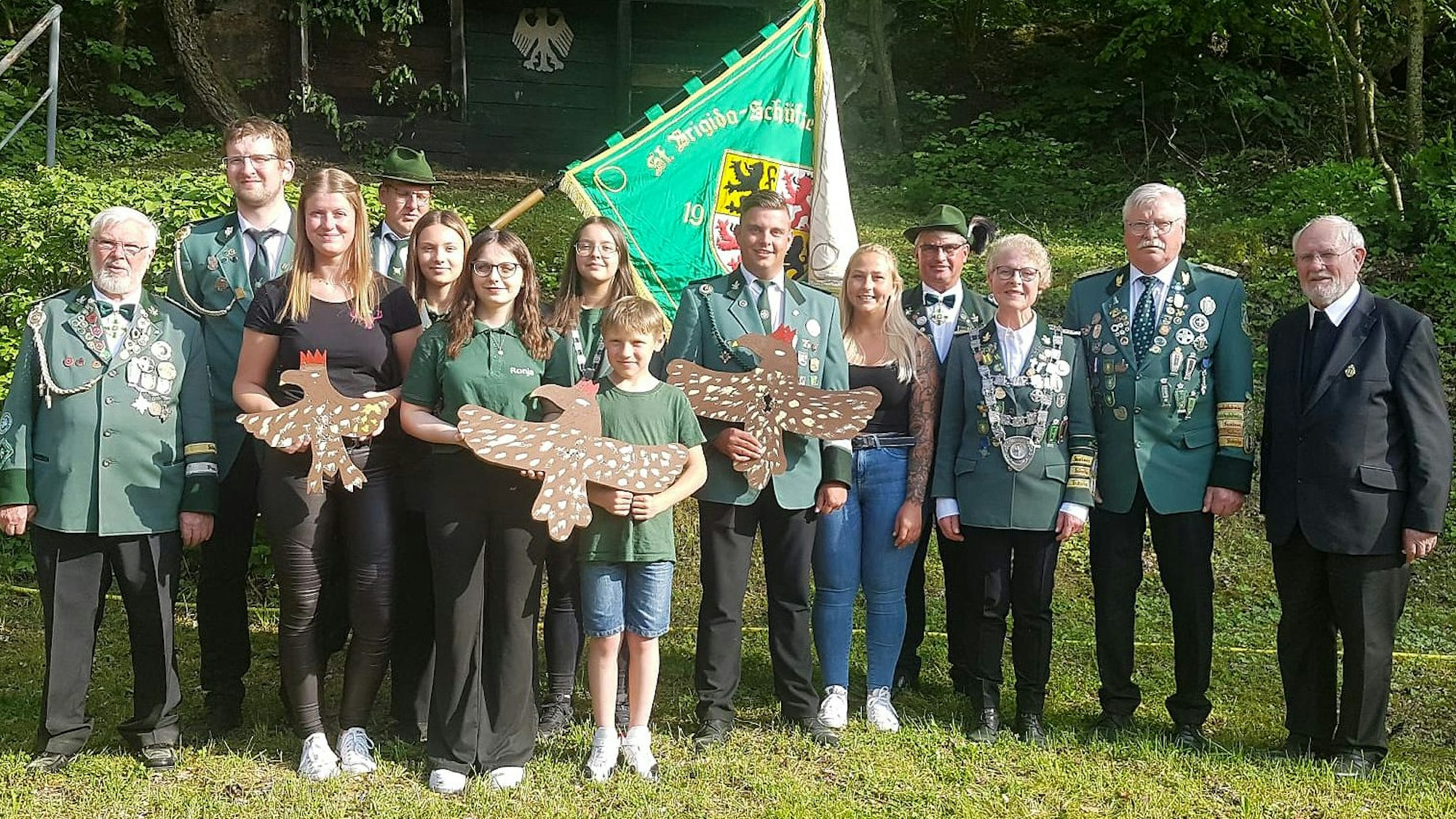 Philipp Hensch (Mitte) ist der neue Schützenkönig der St.-Brigida-Schützenbruderschaft Keldenich. Hier im Kreise der weiteren Majestäten und seiner Schützenkollegen.