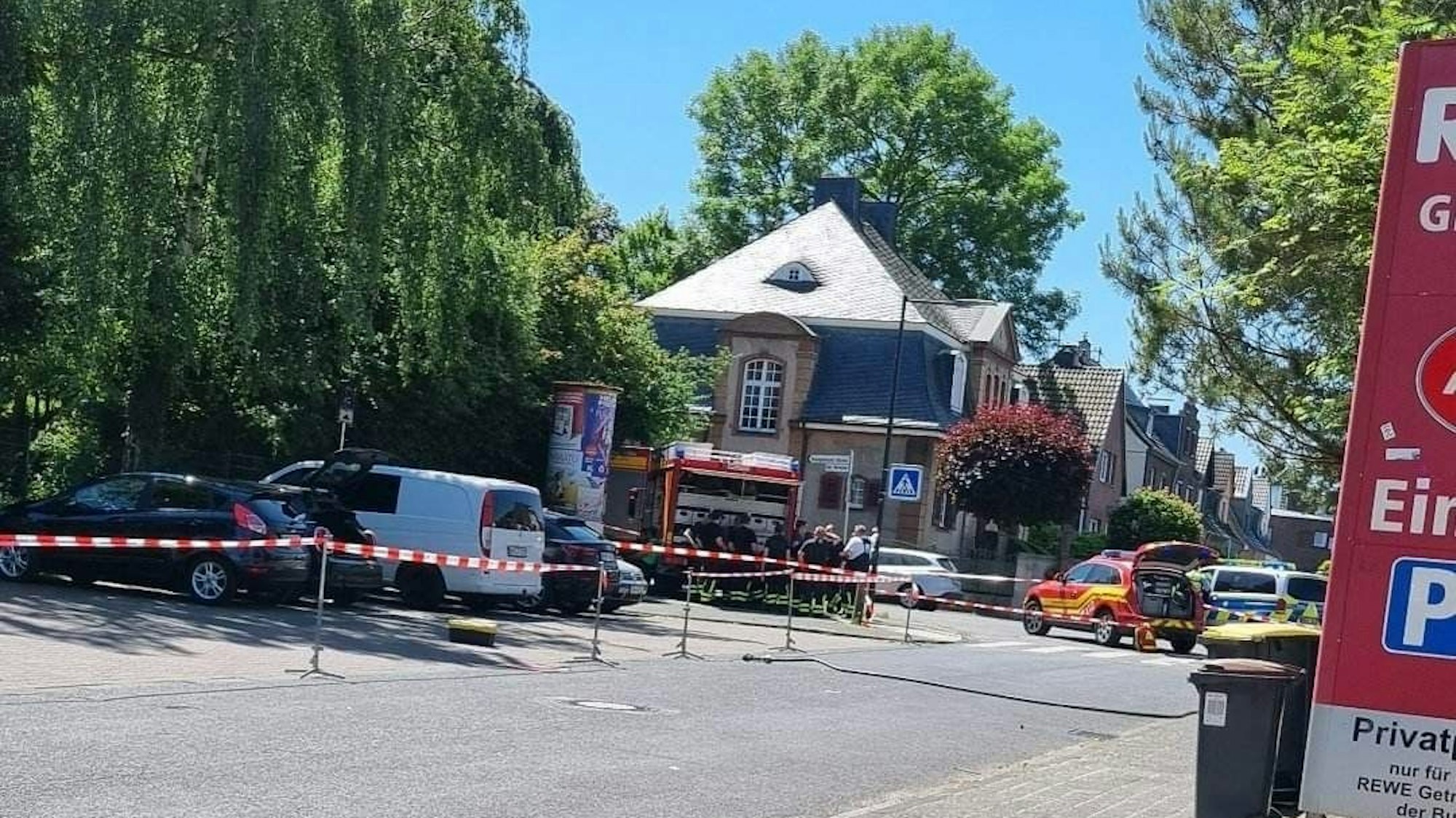 Den verdächtigen Briefumschlag hatte die Feuerwehr auf dem Parkstreifen an der Schnellermaarstraße vor der Brüder-Grimm-Schule in Hürth gesichert.