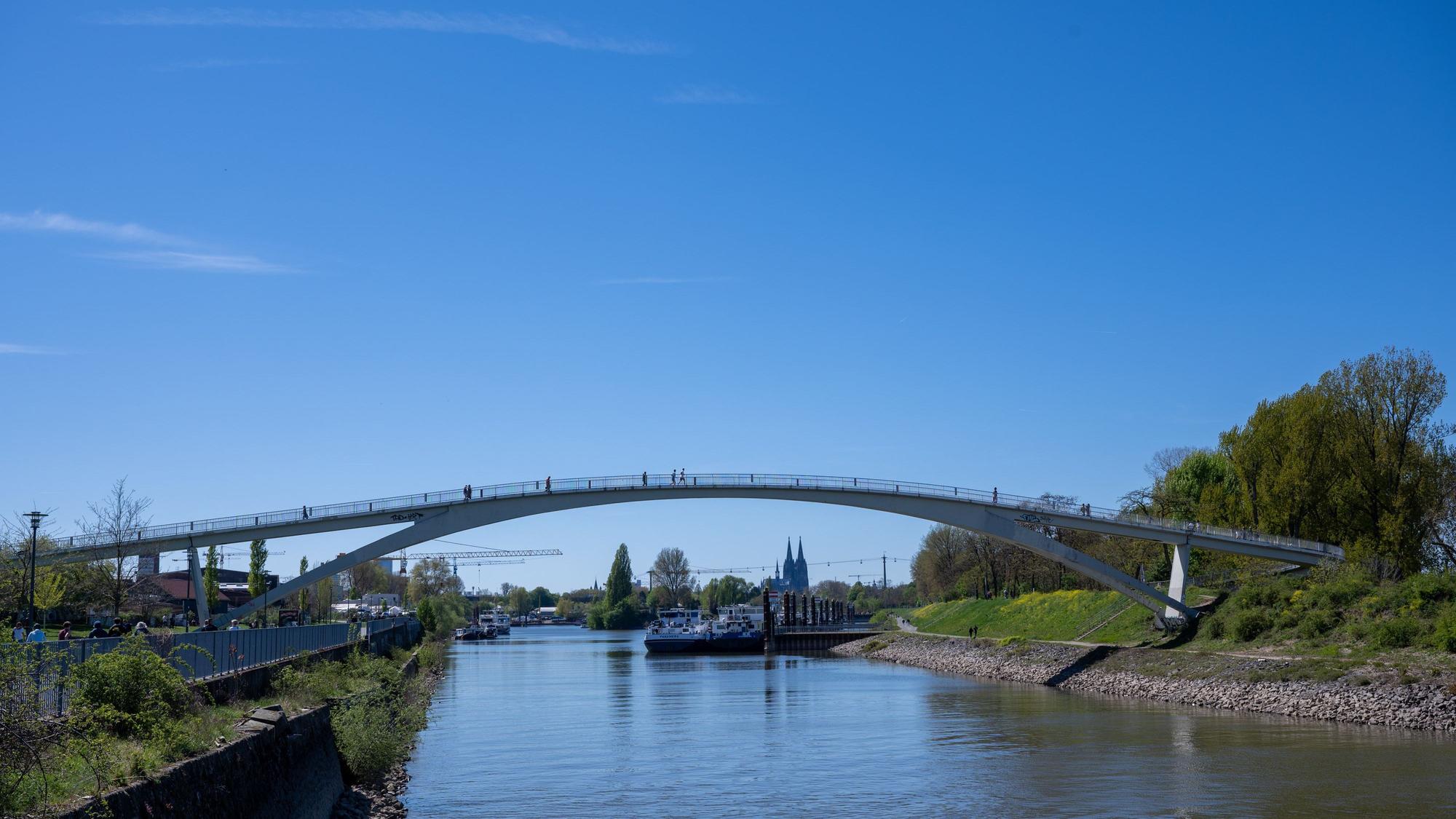 Die Katzenbuckelbrücke überspannt die Einfahrt zum Mülheimer Hafen. Hinten im Bild ist die Werft.