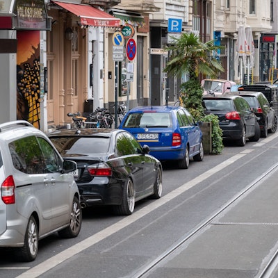 Autos sind auf der Aachener Straße am Fahrbahnrand geparkt.
