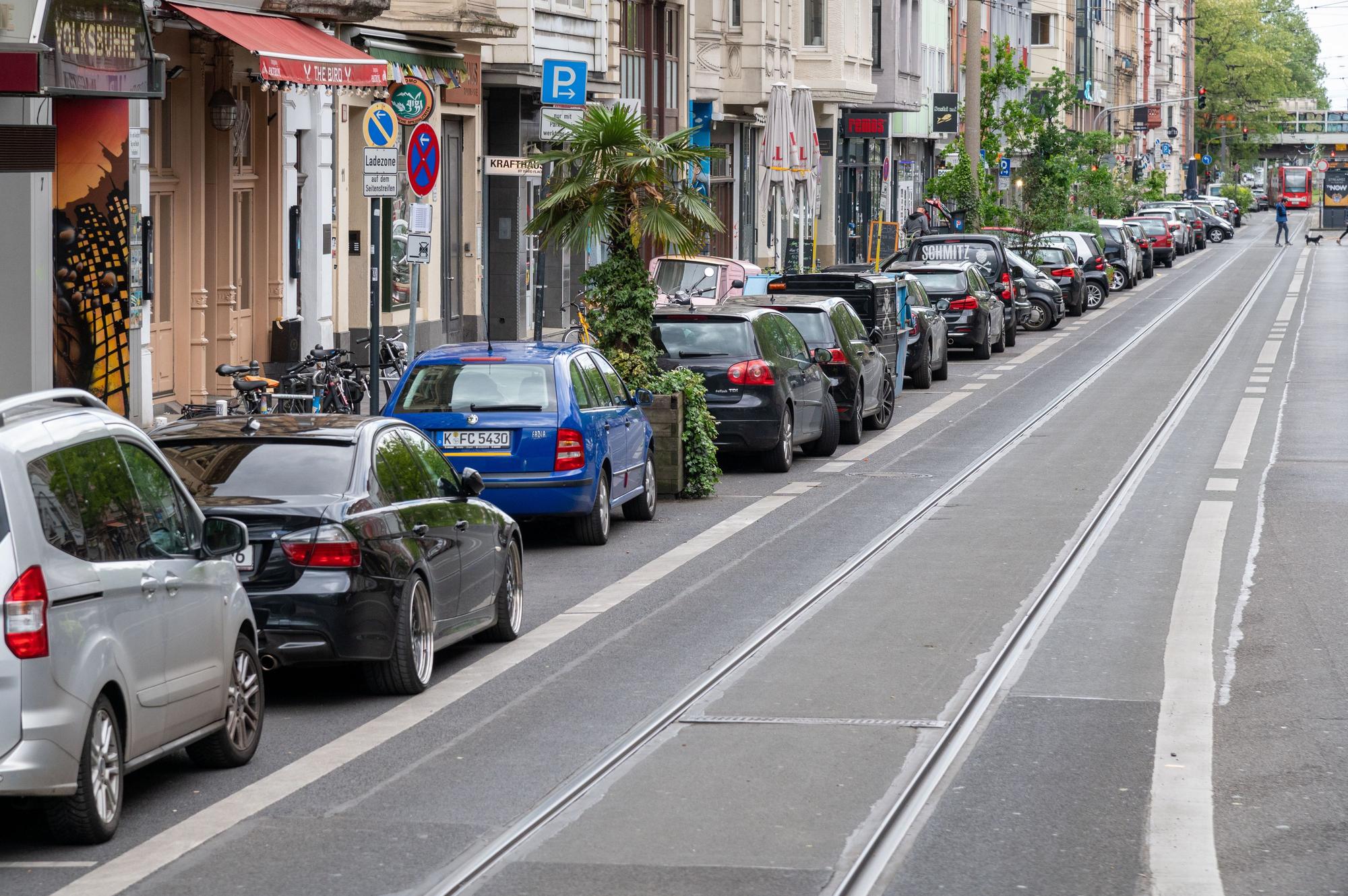 Autos sind auf der Aachener Straße am Fahrbahnrand geparkt.
