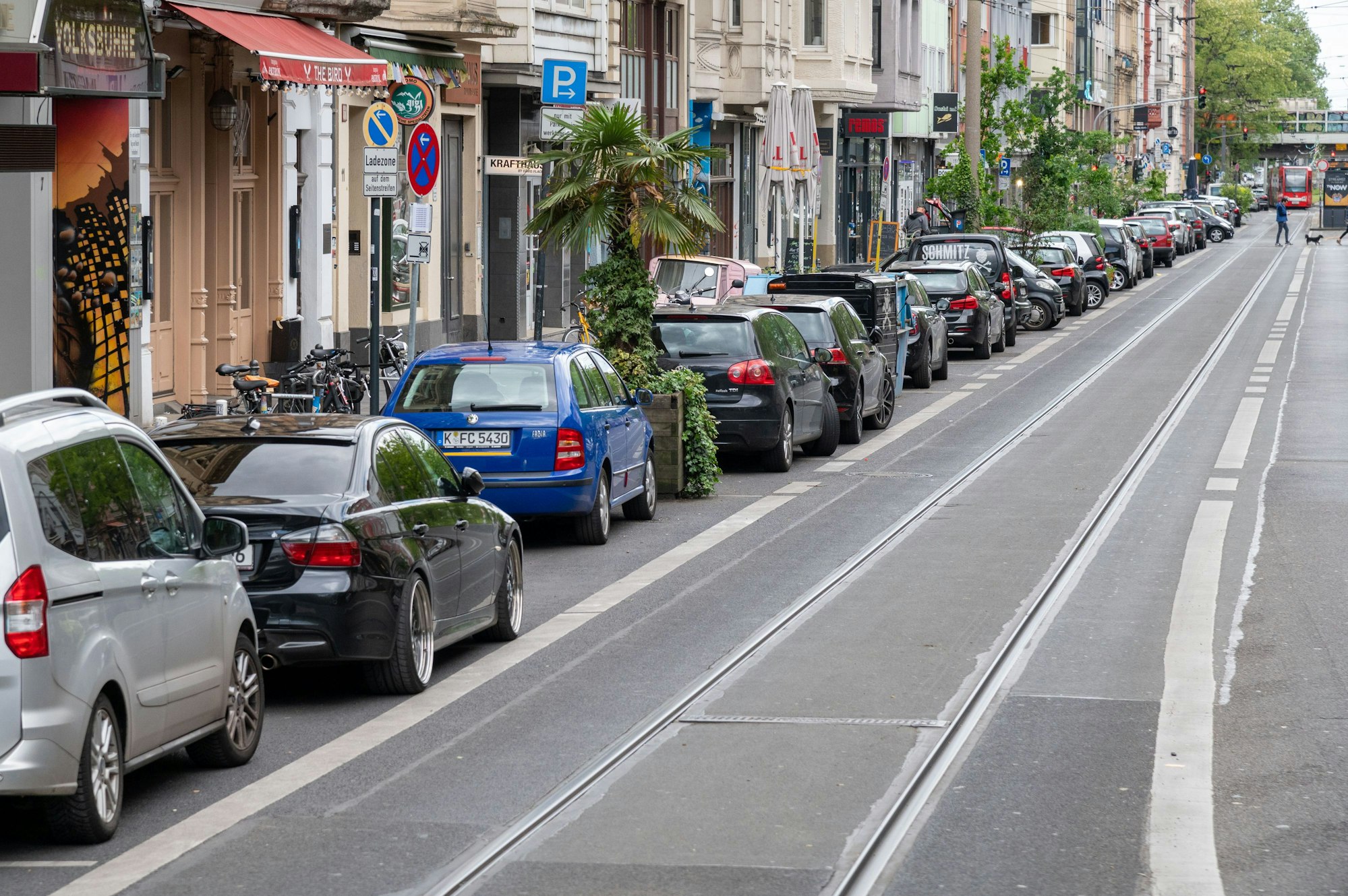 Autos sind auf der Aachener Straße am Fahrbahnrand geparkt.